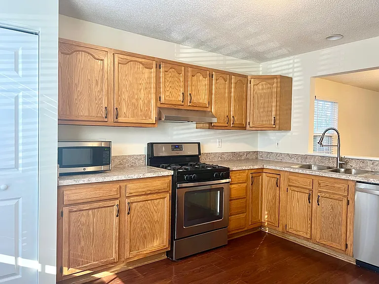 108 Climbing Ivy Ct — Photo 3
