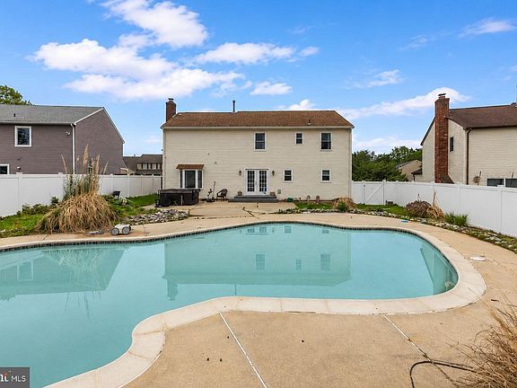 5th image of 70 Twin Ponds Dr