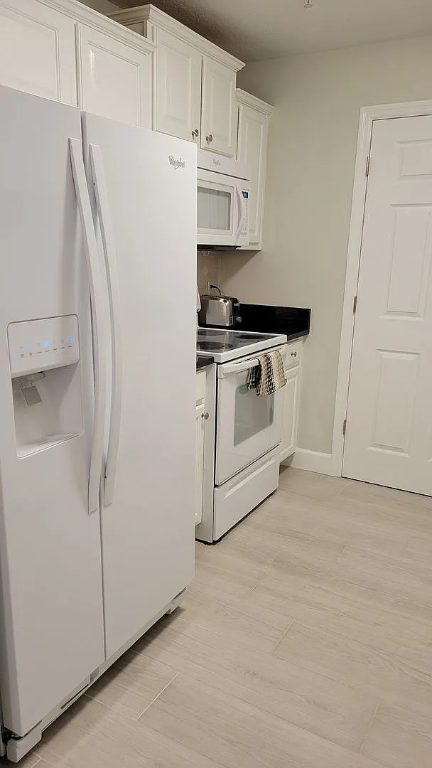 Seasonal or Beautifully remodeled 2/2 condo at The Renassance downtown Sarasota — Photo 4