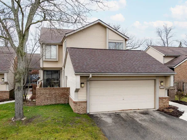 29217 W Chanticleer Dr, Southfield, MI 48034