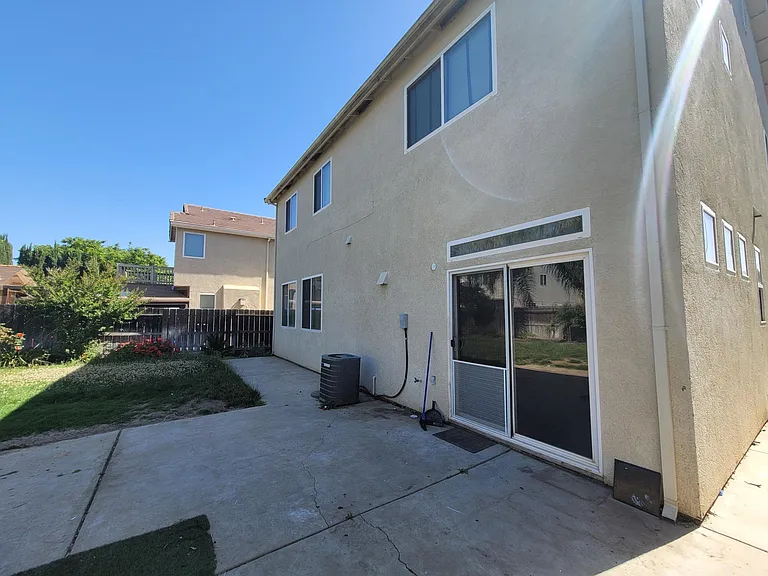 415 Zinnia Ct — Photo 42