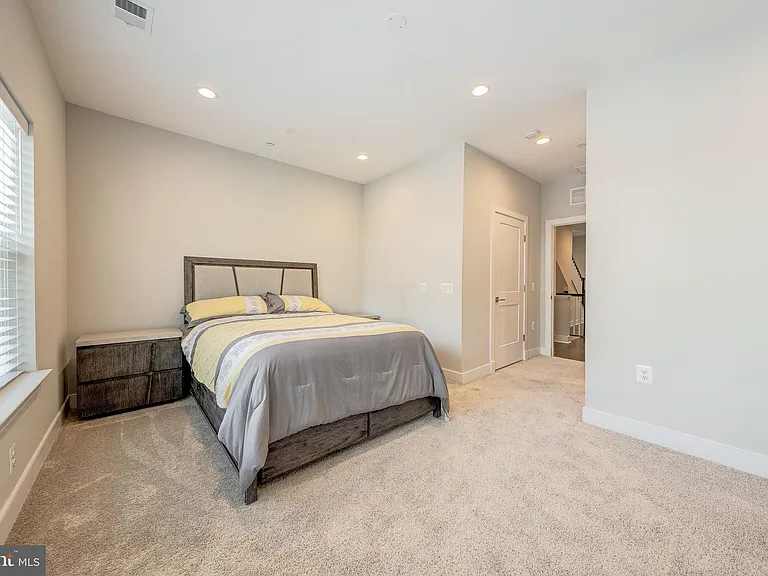 10326 Grosvenor Pl — Photo 31