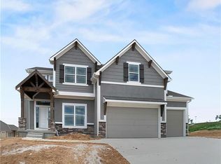 5780 NW Barn Hill Rd, Parkville, MO 64152