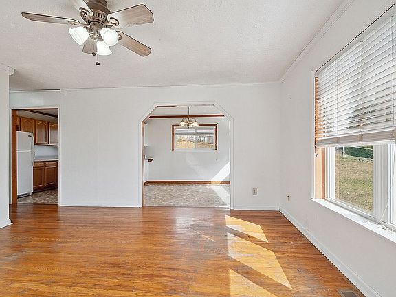 4th image of 214 Rose Dr