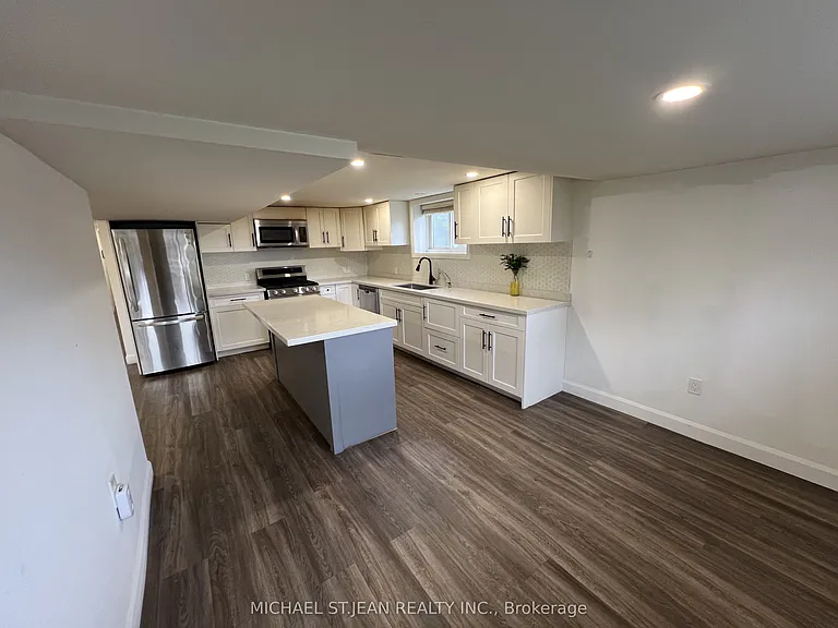 176 Queensdale Ave E #LOWER — Photo 4