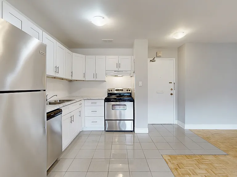 385 Gibb St — Photo 4