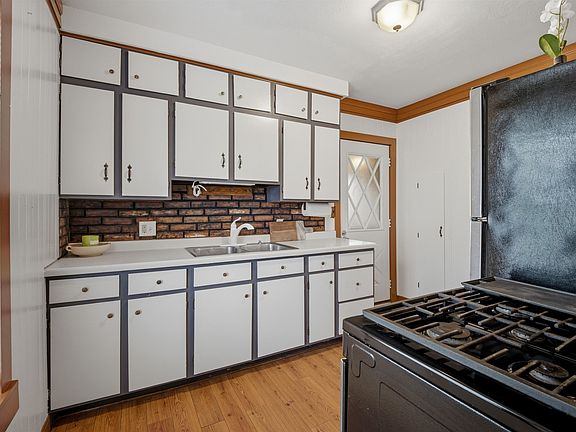 5th image of 662 W Winneconne Ave
