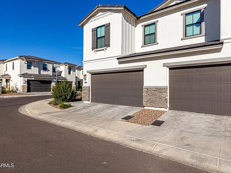 4810 E Helena Dr — Photo 2