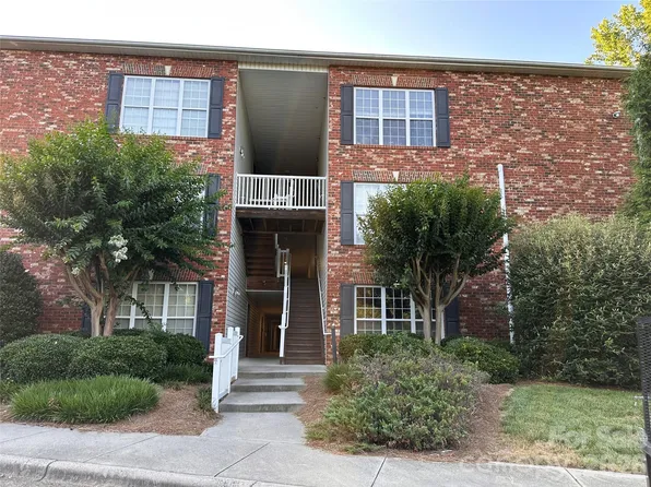 5236 Hilltop Rd, Jamestown, NC 27282