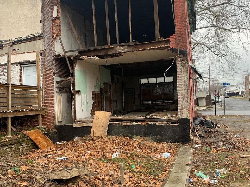 2nd image of 901 W 7th St