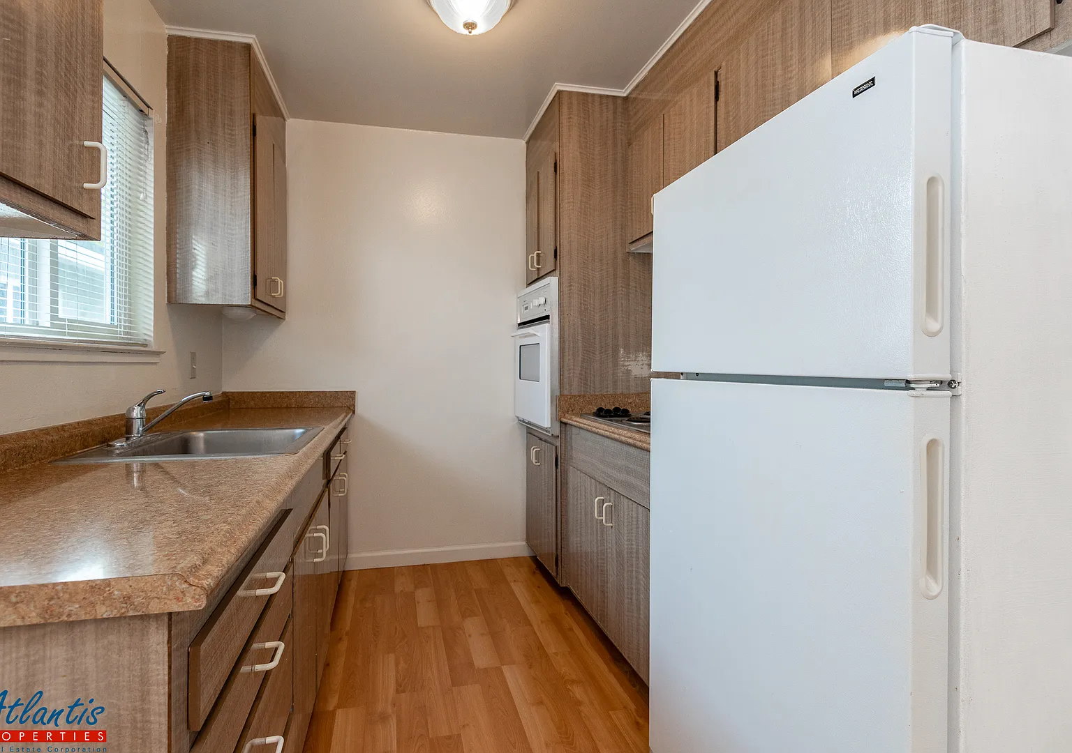 Sutter 2361 — Photo 2