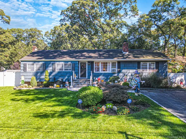 30 Marbeth Circle, Miller Place, NY 11764