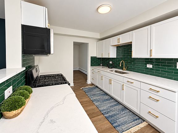 3rd image of 2811 Forest Ln