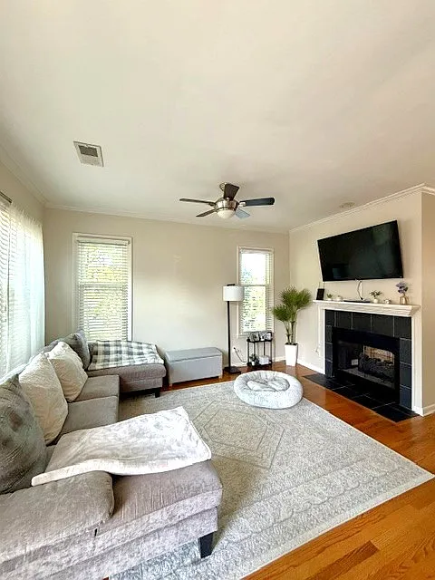 3 bed, 2.5 bath, 1496 sqft, $2,950 — Photo 2