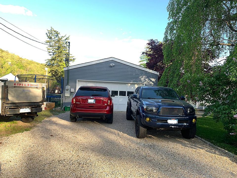 2nd image of 30 Dock Dr
