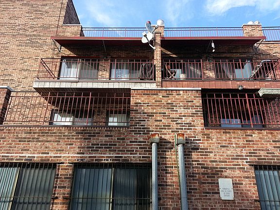 2nd image of 3217 W Bryn Mawr Ave APT 402