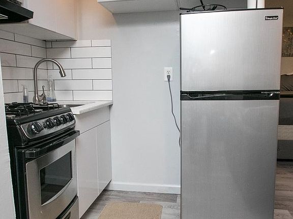 5th image of 2135 Walnut St APT 304