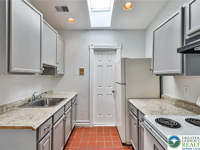 39 N 11th St #C — Photo 14
