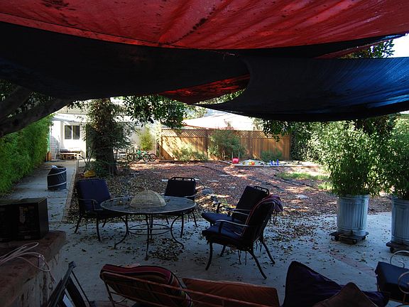 4th image of 904 Dexter St