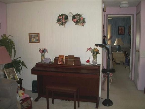 3rd image of 192 Rainbow Ln W