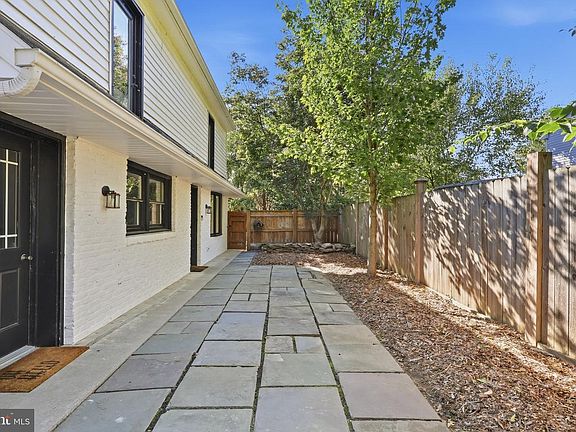 4th image of 478 Wasp St