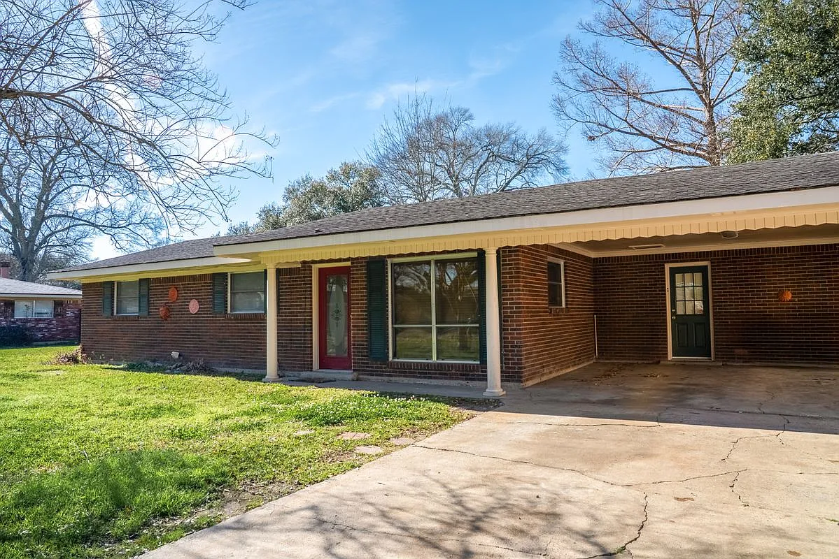 3 bed, 2.0 bath, 1300 sqft, $1,700 — Photo 4