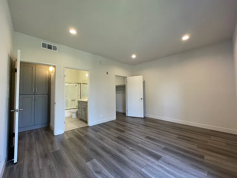 12840 Moorpark — Photo 8