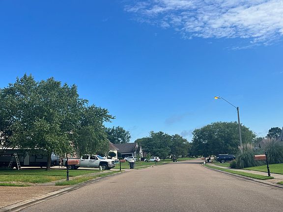 5th image of 681 Hazelton Dr