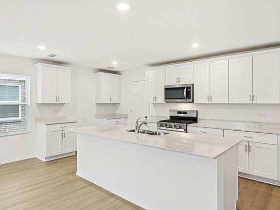 Eat-in island in kitchen