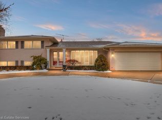 598 Moorland Dr, Grosse Pointe Woods, MI 48236