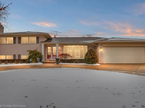 598 Moorland Dr, Grosse Pointe Woods, MI 48236