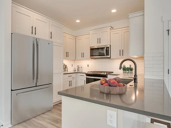 4th image of 4082 SE Century Blvd