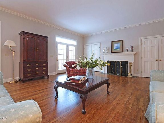 5th image of 8401 Glenwynd Dr