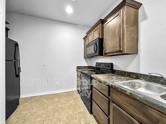 3rd image of 924 SW 92nd St
