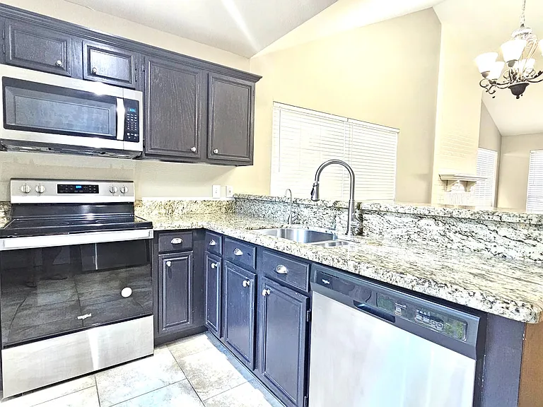 500 Lake Forest Dr — Photo 7