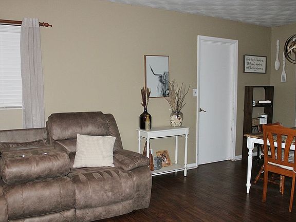 3rd image of 110 Oakgrove Dr