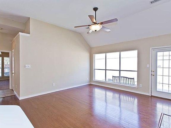 4th image of 3156 Kings Canyon Dr