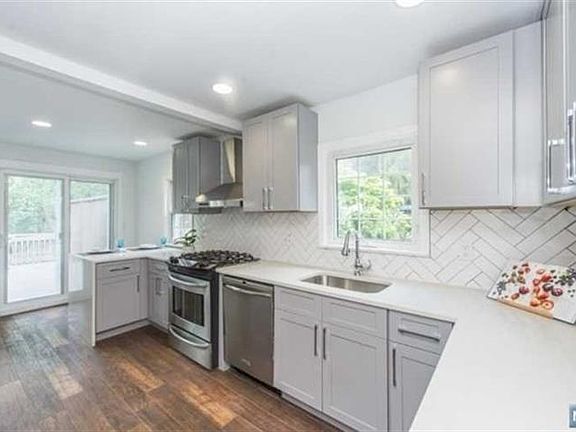 4th image of 2 Dogwood Dr
