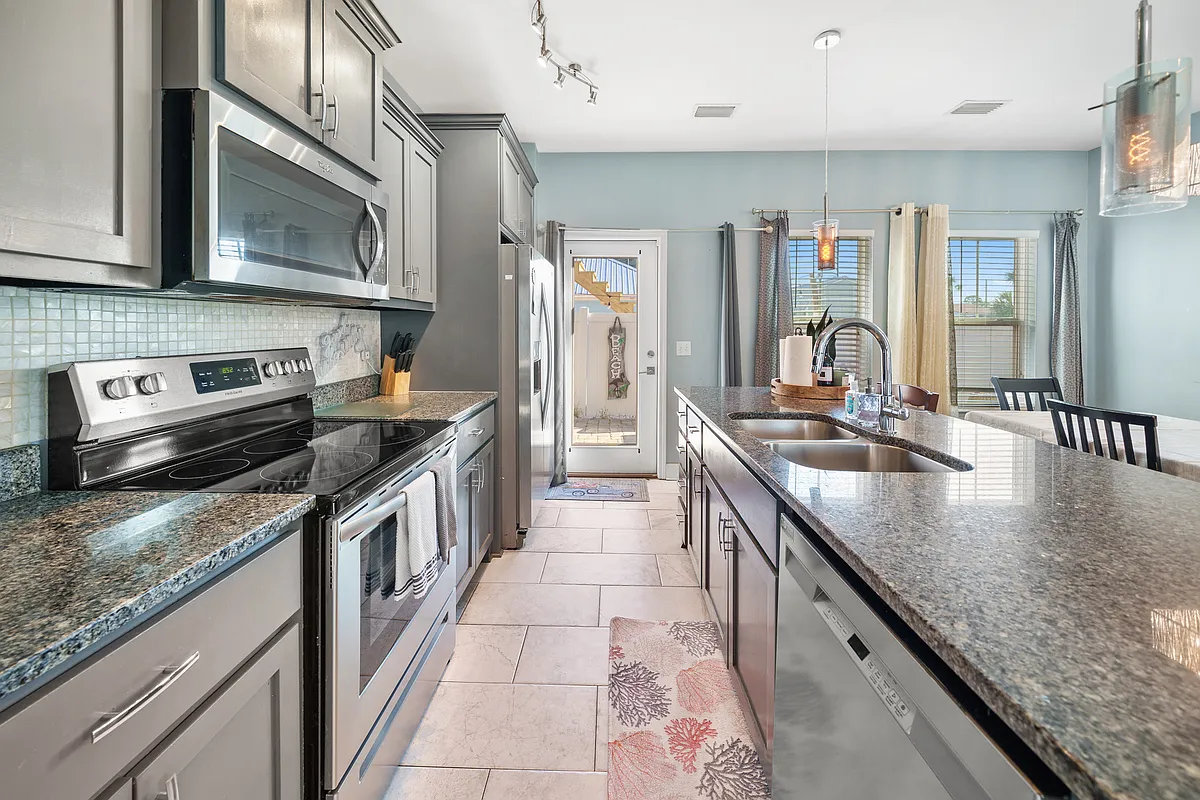 Building Photo - 6104 Beach Dr