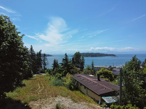 2 Lilac St, Sechelt, BC V7Z 0M9