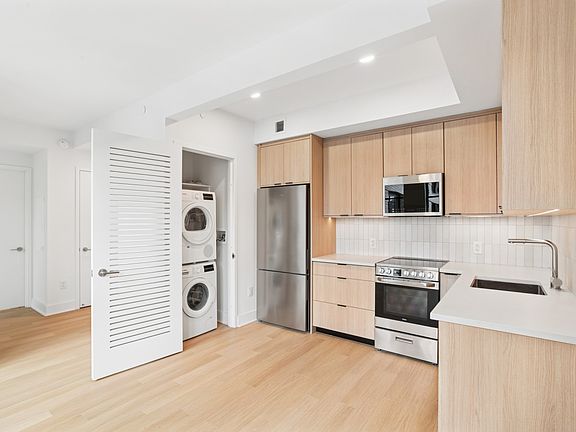 4th image of 499 President St #313