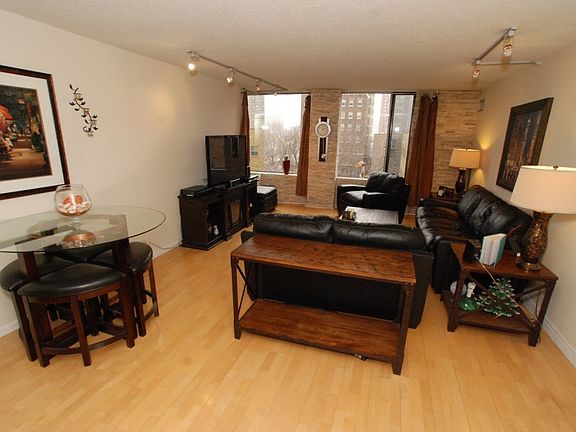 2nd image of 929 N Astor St Unit 303