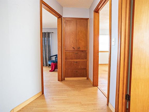 4th image of 806 N Myrtle Dr