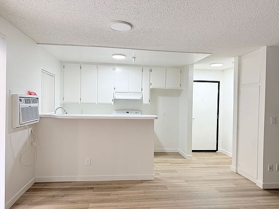 5th image of 400 S Westmoreland Ave APT 220