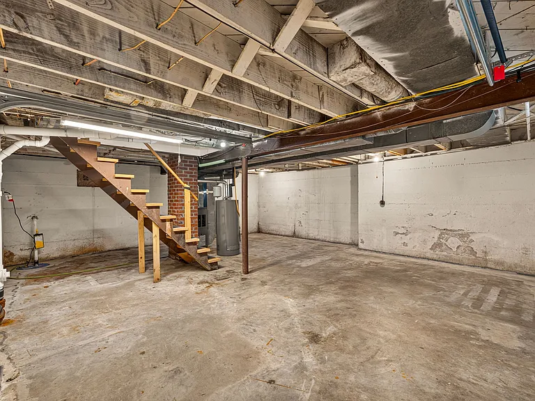 1404 E Elm St — Photo 15