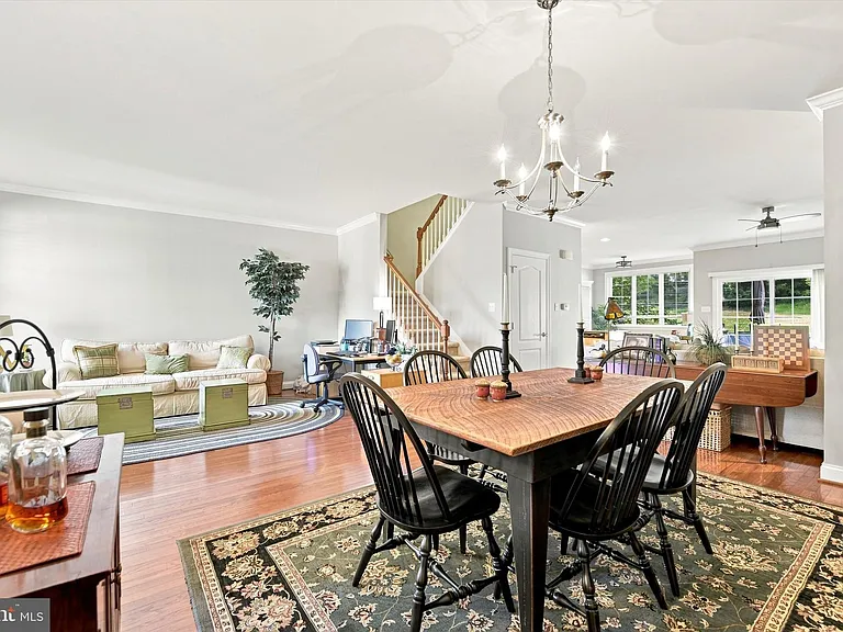 1221 Derry Ln — Photo 6
