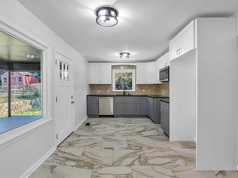 2142 Cloverdale Dr SE — Photo 2