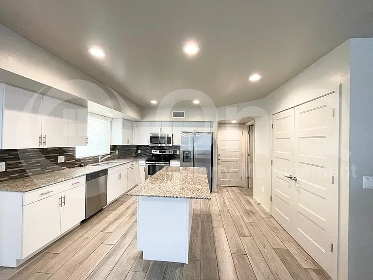 833 E Park Modern Dr — Photo 5