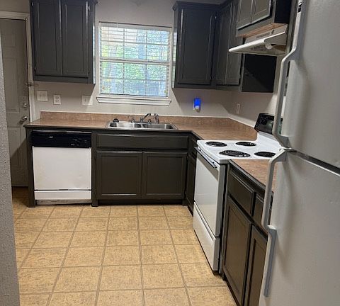 3rd image of 4213 Magnolia St