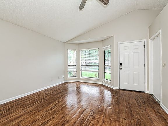 4th image of 2513 Townsquare Dr